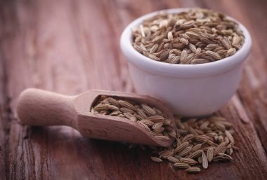 Doğal yüzey vurgunun içinde rezene tohum