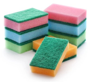 Beyaz arka plan üzerinde scotch brite mutfak sünger