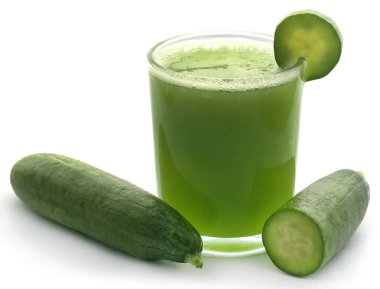 Beyaz arka plan üzerinde yeşil salatalık taze meyve suyu