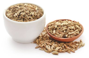 Rezene tohumu kase beyaz arka plan üzerinde