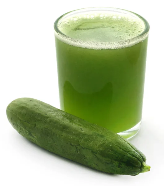 Vers Sap Van Groene Komkommer Witte Achtergrond — Stockfoto