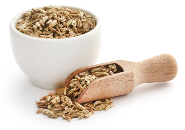 Rezene tohumu bir kepçe ve kase beyaz arka plan üzerinde