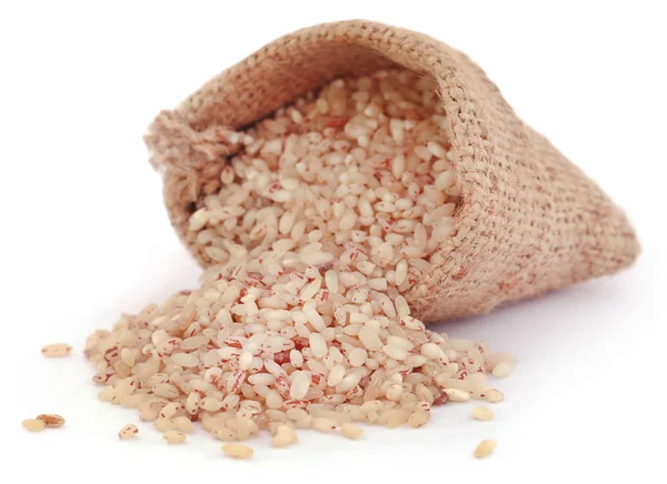 Beyaz Üzerine Çuval Çuval Içinde Çiğ Pirinç — Stok fotoğraf