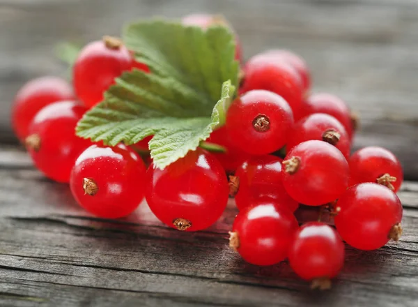 Verse Rode Bessen Hout Oppervlak — Stockfoto