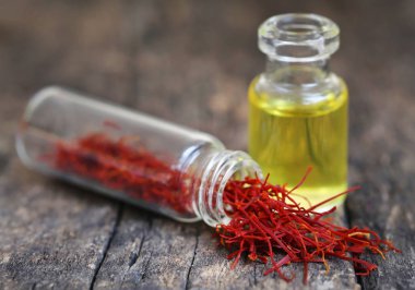 Saffron 'un doğal yüzeyde bir şişe özütüyle yakınlaştırılması.