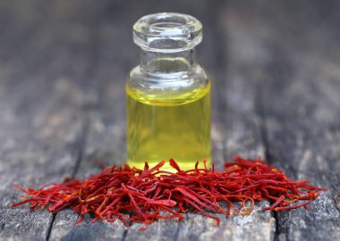 Saffron 'un doğal yüzeyde bir şişe özütüyle yakınlaştırılması.