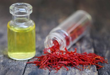 Saffron 'un doğal yüzeyde bir şişe özütüyle yakınlaştırılması.