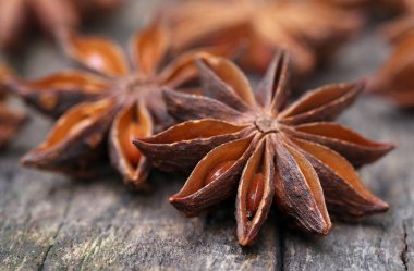 Aromatik anasonu ahşap yüzey üzerinde