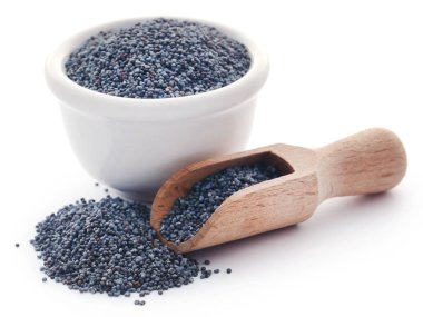 Beyaz arka plan üzerinde ahşap kepçe ile bir kase haşhaş tohumu