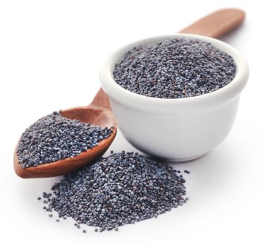 Beyaz arka plan üzerinde ahşap kepçe ile bir kase haşhaş tohumu