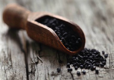 Ahşap ahşap yüzey vurgunun içinde Nigella tohum