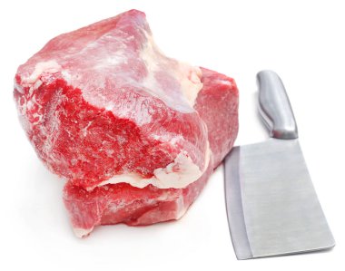 Beyaz arka plan üzerinde mutfak bıçağı ile sığır eti yığın