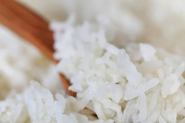 Arroz Acabado Cozinhar Com Uma Colher Madeira — Fotografia de Stock