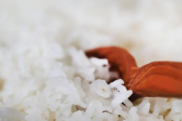 Bir Tahta Kaşıkla Taze Pişmiş Pirinç — Stok fotoğraf