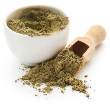 Hint kınası saç boya tozu bir kase içinde beyaz arka plan üzerinde