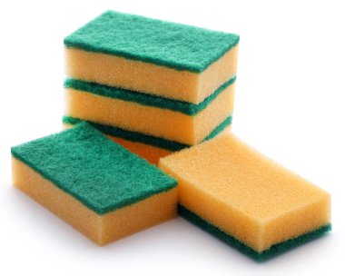 Beyaz arka plan üzerinde scotch brite mutfak sünger