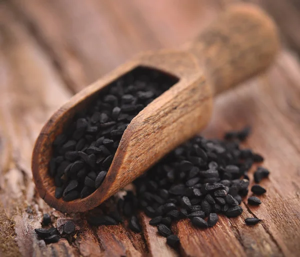 Nigella Samen Holzschaufel Auf Holzoberfläche — Stockfoto