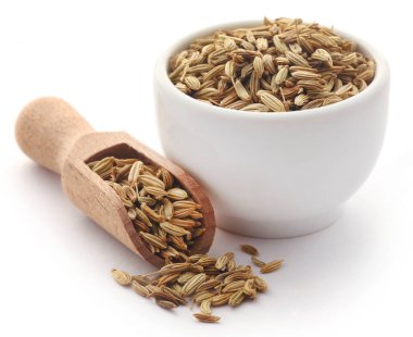 Beyaz arka plan üzerinde rezene tohumu