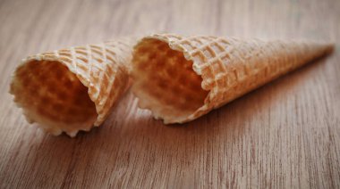 Dondurma külahı ahşap yüzey üzerinde