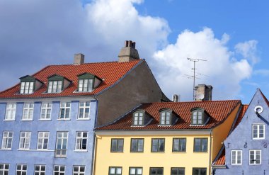 Renkli eski evler, eski liman Nyhavn Kopenhag
