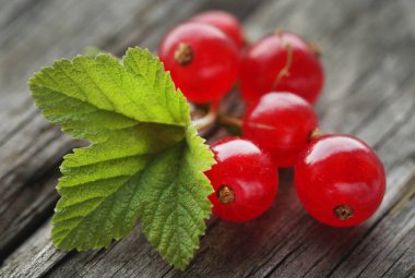 Ahşap yüzey üzerinde taze kırmızı kuş üzümü