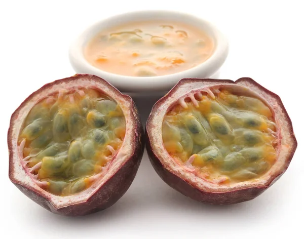 Passion Fruit Gesneden Met Een Kom Vol Met Sap — Stockfoto