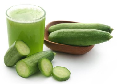 Cam beyaz zemin üzerine yeşil salatalık taze meyve suyu