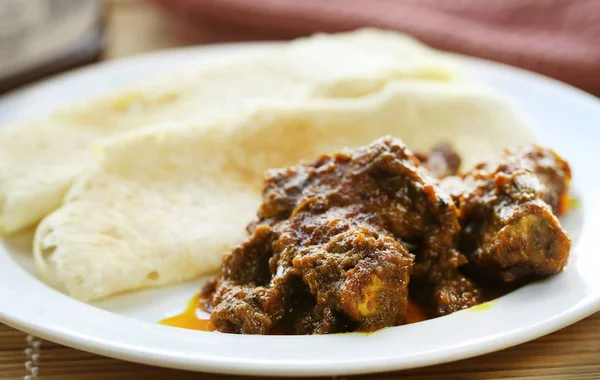 Chita Ruti Bengali Cuisine Mit Scharfem Hühnercurry Einem Weißen Teller — Stockfoto
