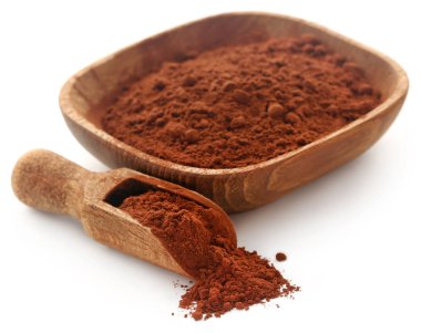 Bir kase ve beyaz arka plan üzerinde kepçe kakao tozu