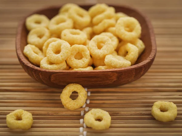 蜂蜜リングが朝食の美味しさと栄養の項目をフレークします — ストック写真