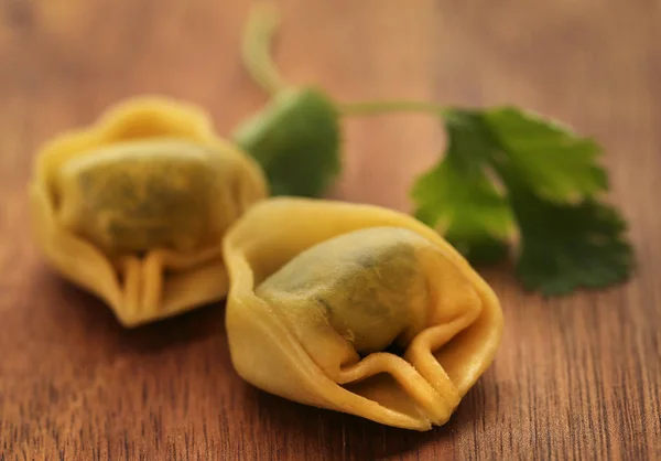 Italiaanse Tortelloni Gemaakt Van Bloem Met Spinazie Andere Ingrediënten — Stockfoto