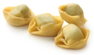 İtalyan ıspanak ve buğday unu beyaz arka plan üzerinde yapılan Tortelloni