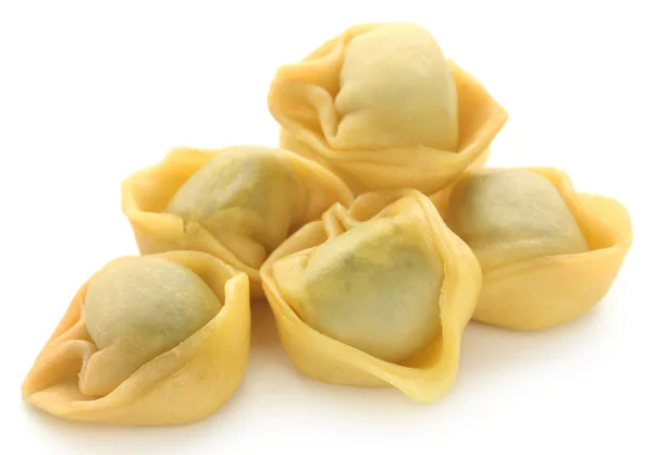 Italiaanse Tortelloni Gemaakt Van Spinazie Tarwe Bloem Witte Achtergrond — Stockfoto