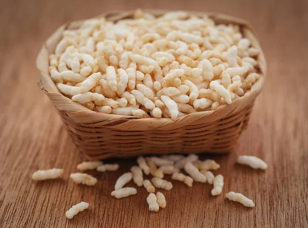 Arroz Inflado Fresco Una Canasta Sobre Superficie Natural — Foto de Stock