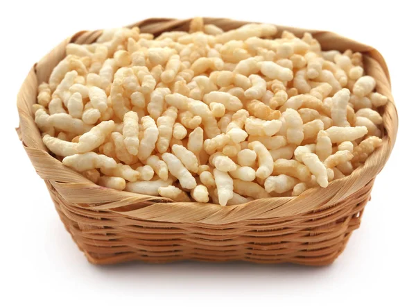 Napuchlé Rýže Košíku Nad Bílým Pozadím — Stock fotografie