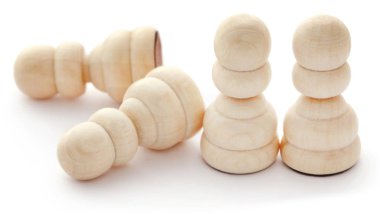 Beyaz arka plan üzerinde satranç oyunu için ahşap piyon