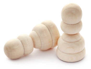 Beyaz arka plan üzerinde satranç oyunu için ahşap piyon