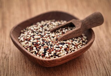 Doğal yüzeyi ahşap kase taze karışık quinoa