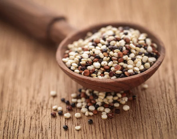 Quinoa Frais Mélangé Dans Une Cuillère Bois Sur Surface Naturelle — Photo