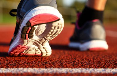 Öğleden sonra atletik yolda çalışan kadın