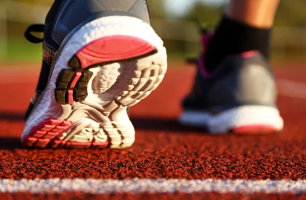 Mujer Corriendo Pista Atletismo Por Tarde —  Fotos de Stock