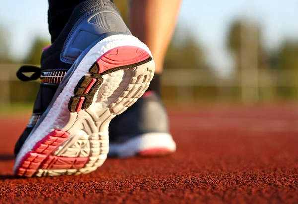 Mujer Corriendo Pista Atletismo Por Tarde —  Fotos de Stock