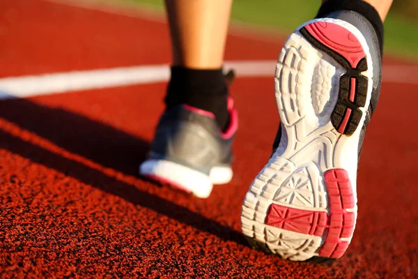 Mujer Corriendo Pista Atletismo Por Tarde —  Fotos de Stock