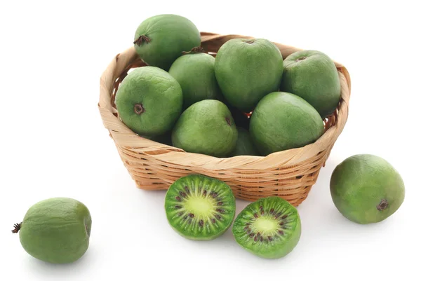 Kiwi Berry Una Canasta Sobre Fondo Blanco — Foto de Stock