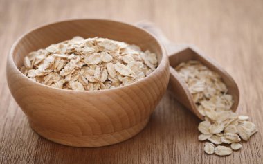 Ahşap kepçe ve doğal yüzey ıslak zeminde bütün yulaf