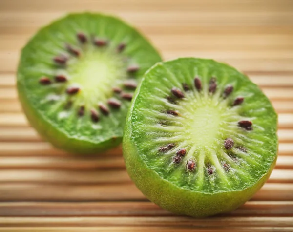 Bebé Kiwi Kiwi Berry Superficie Natural — Foto de Stock