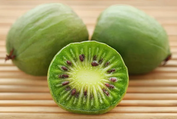 Baby Kiwi Kiwi Berry Natuurlijke Oppervlak — Stockfoto