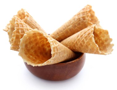 Ben ahşap beyaz arka plan üzerinde kase dondurma koni