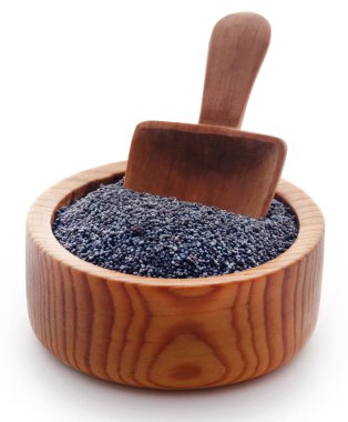 Ahşap kepçe ve kase beyaz arka plan üzerinde haşhaş tohumu