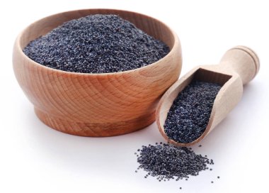 Ahşap kepçe ve kase beyaz arka plan üzerinde haşhaş tohumu